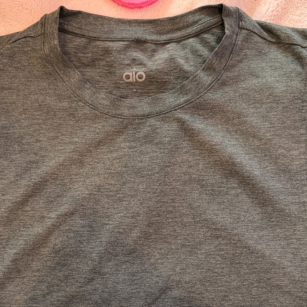 ALO Yoga Men's Gray T-Shirt